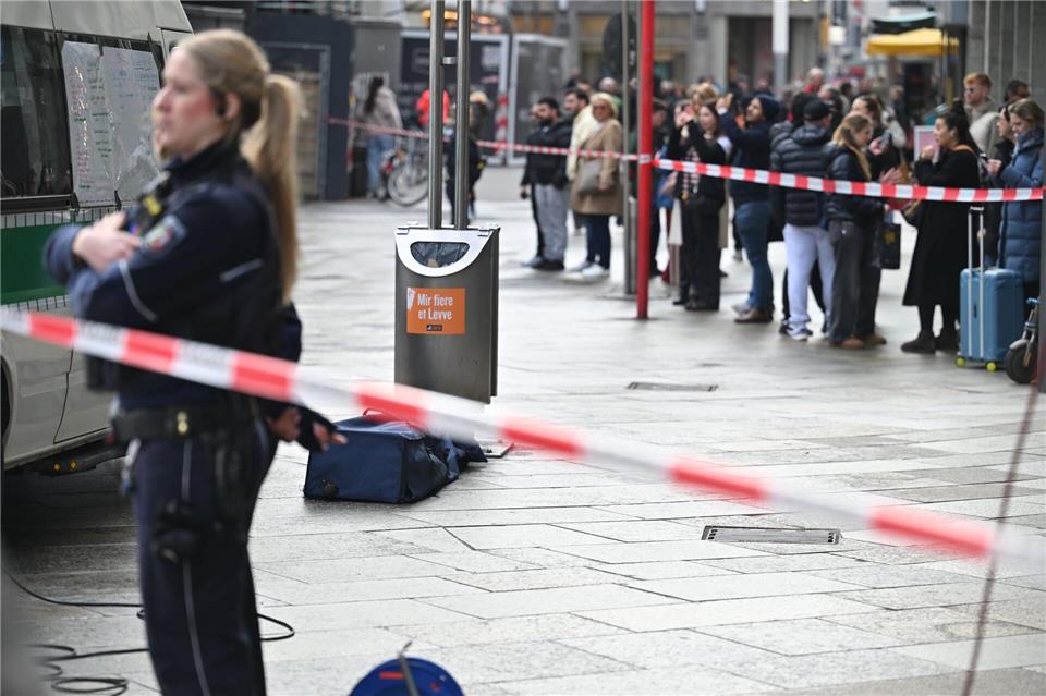 Normalerweise ist die Domplatte einer der wuseligsten Orte in Köln - am Freitag wurde sie gesperrt.Henning Kaiser/dpa