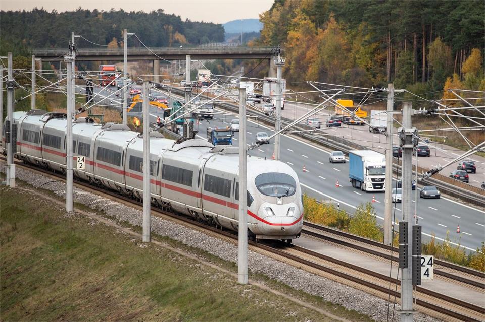 Normalerweise ist die Schnelltrasse die zügigste Route per Bahn von München nach Nürnberg. (Archivbild)Daniel Karmann/dpa