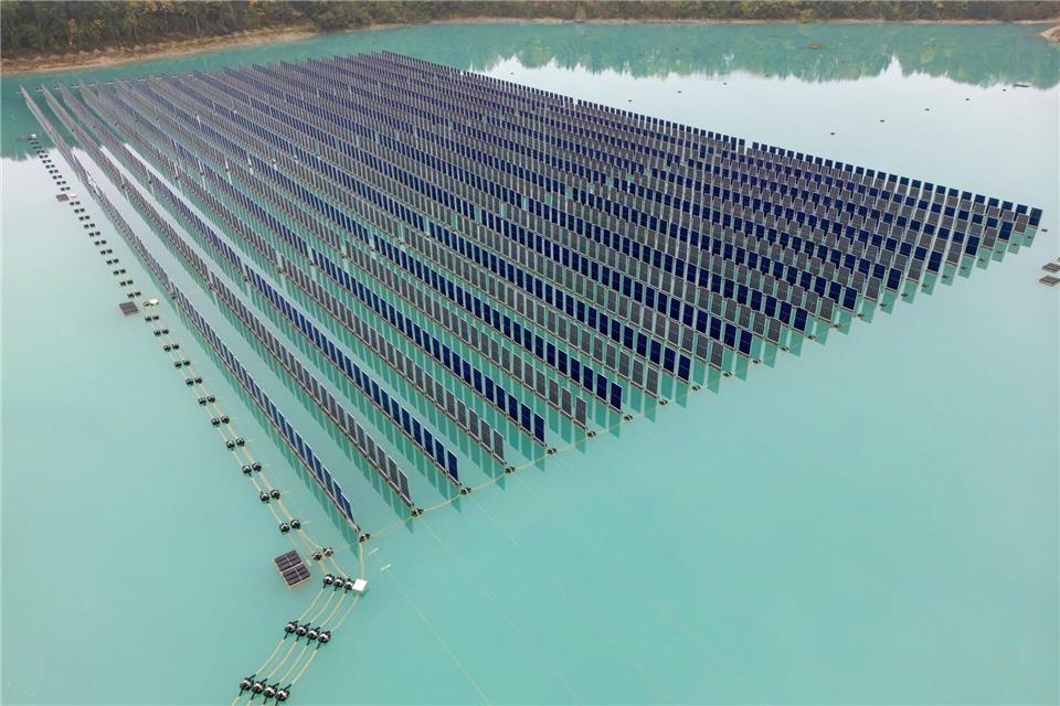 Normalerweise sind Solarpanele bei schwimmenden Anlagen flach auf dem Wasser - hier stehen sie aufrecht. Peter Kneffel/dpa