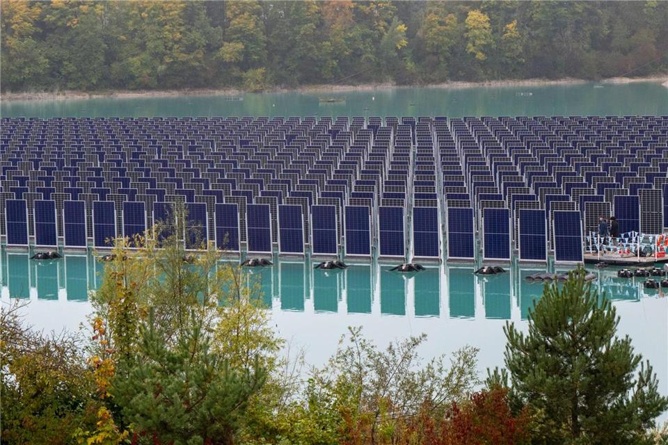 Normalerweise sind Solarpanele bei schwimmenden Anlagen flach auf dem Wasser - hier stehen sie aufrecht. Peter Kneffel/dpa