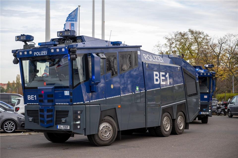 Normalerweise werden die Wasserwerfer bei kritischen Einsätzen der Polizei aufgestellt - heute sollen sie Erfrischung bieten. (Archivbild)Christophe Gateau/dpa