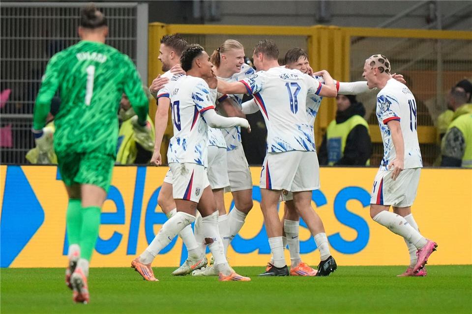 Norwegen und Torjäger Erling Haaland (Mitte) freuen sich nach einem 4:1 in Italien auf die erste WM-Teilnahme seit 1998.Luca Bruno/AP/dpa