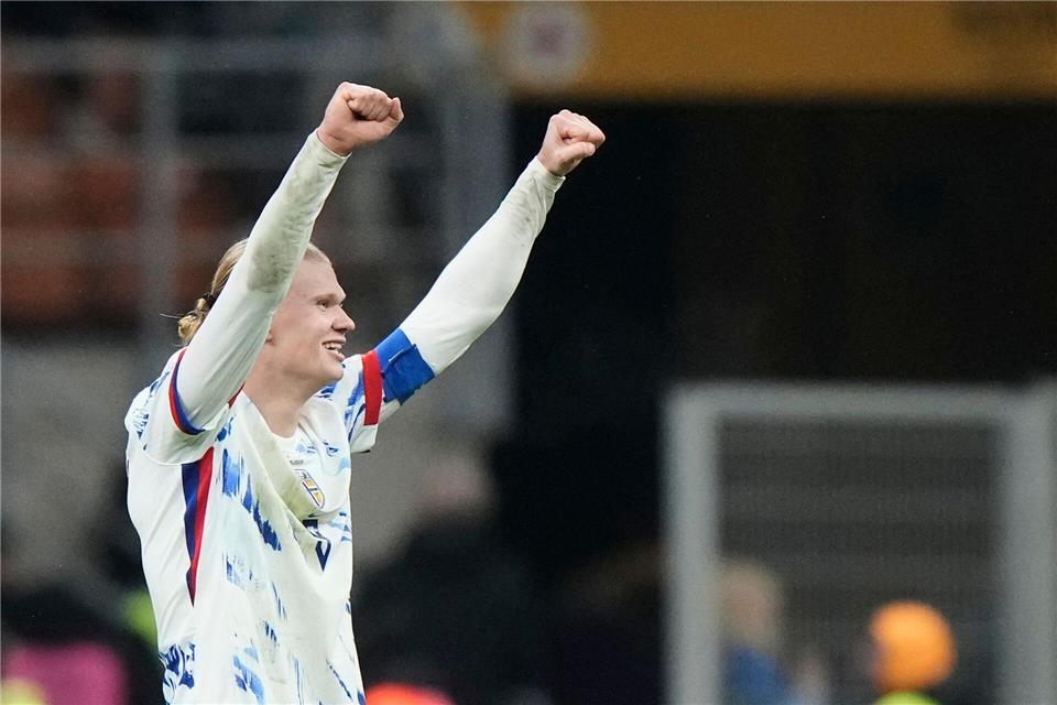 Norwegens Erling Haaland jubelt nach seinem Doppelpack in Italien über die WM-Teilnahme 2026.Luca Bruno/AP/dpa