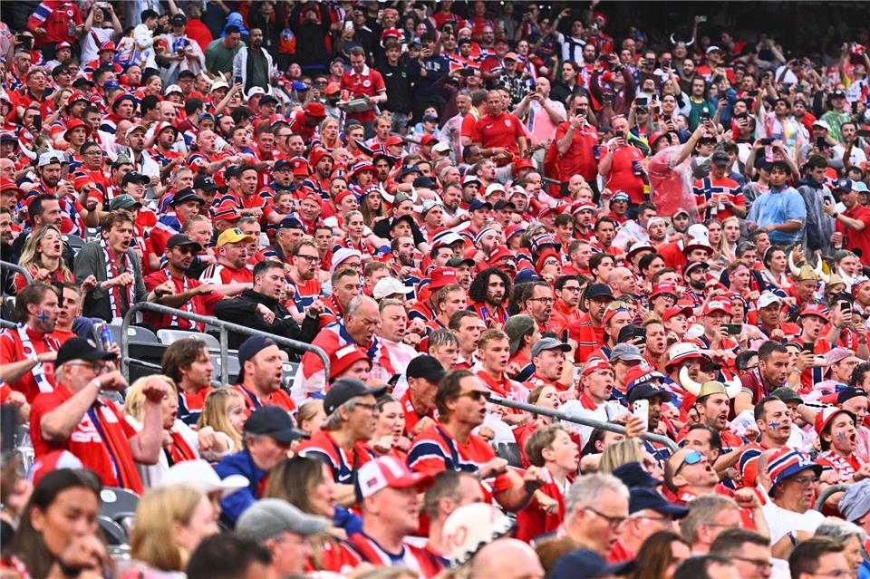 Norwegens Fans zeigten erneut ihre Ruder-Choreografie.Tom Weller/dpa