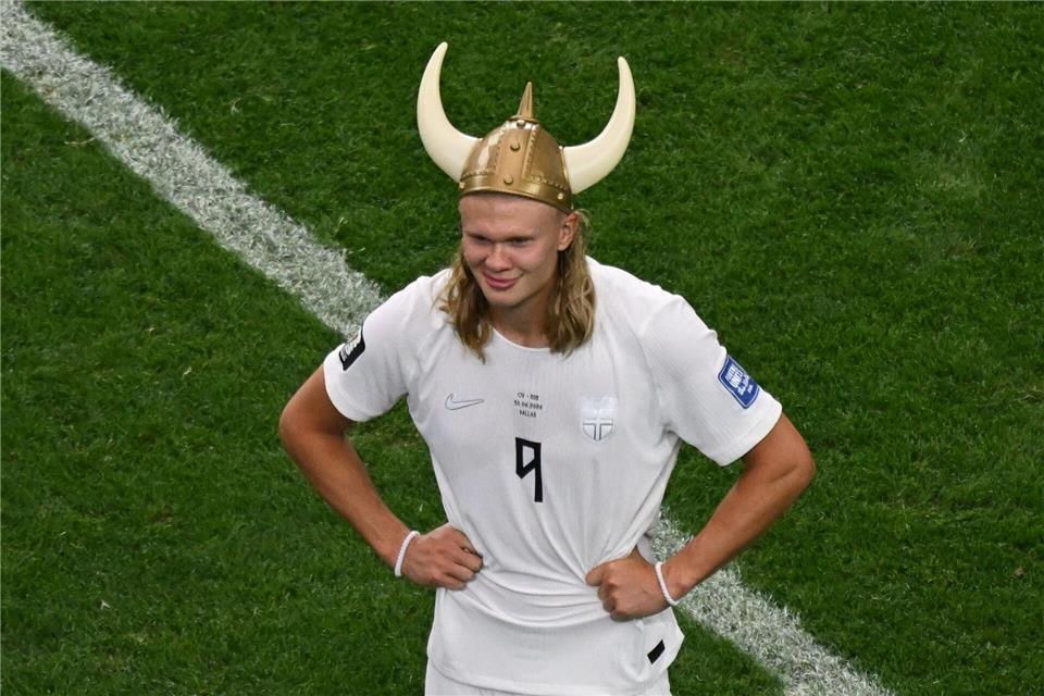 Norwegens Held mit Wikinger-Helm: Erling Haaland. Jessica Tobias/AP/dpa