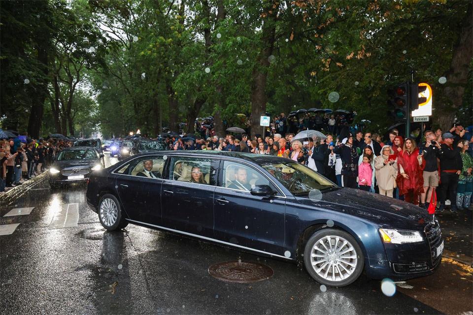 Norwegens König Haakon, Königin Mette-Marit und Kronprinzessin Ingrid Alexandra begleiten den Sarg mit König Harald V. in einem Trauerzug von der Kapelle des Nationalkrankenhauses durch Oslo zum Königspalast.Thomas Andersen/NTB/dpa