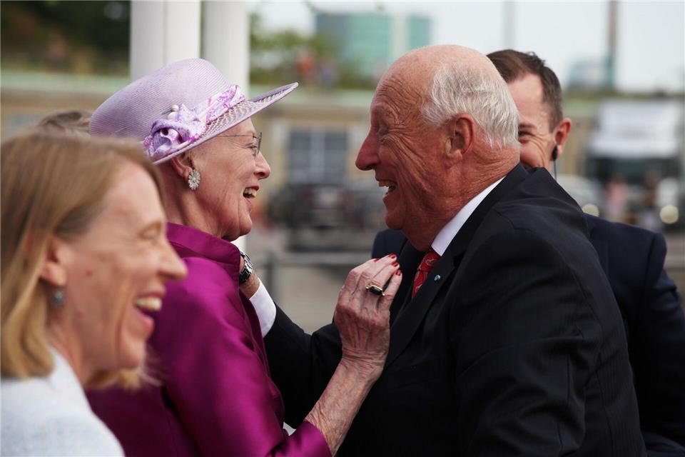 Norwegens König Harald - hier bei einem Besuch bei der damaligen dänischen Königin Margrethe vor zwei Jahren - hat Humor. (Archivbild)Steffen Trumpf/dpa