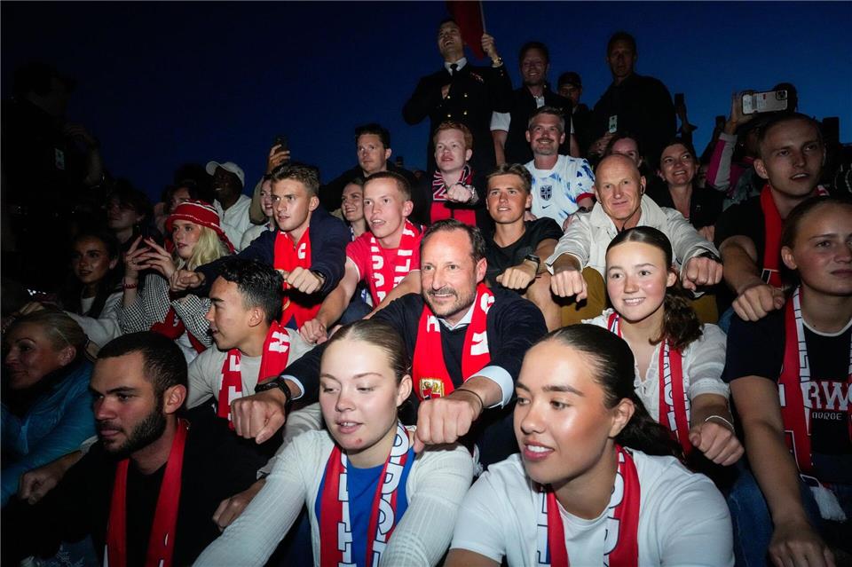 Norwegens Kronprinz im WM-Fieber: Haakon „rudert“ mit seinen Landsleuten vor dem Schloss in Oslo.Javad Parsa/NTB Scanpix/AP/dpa