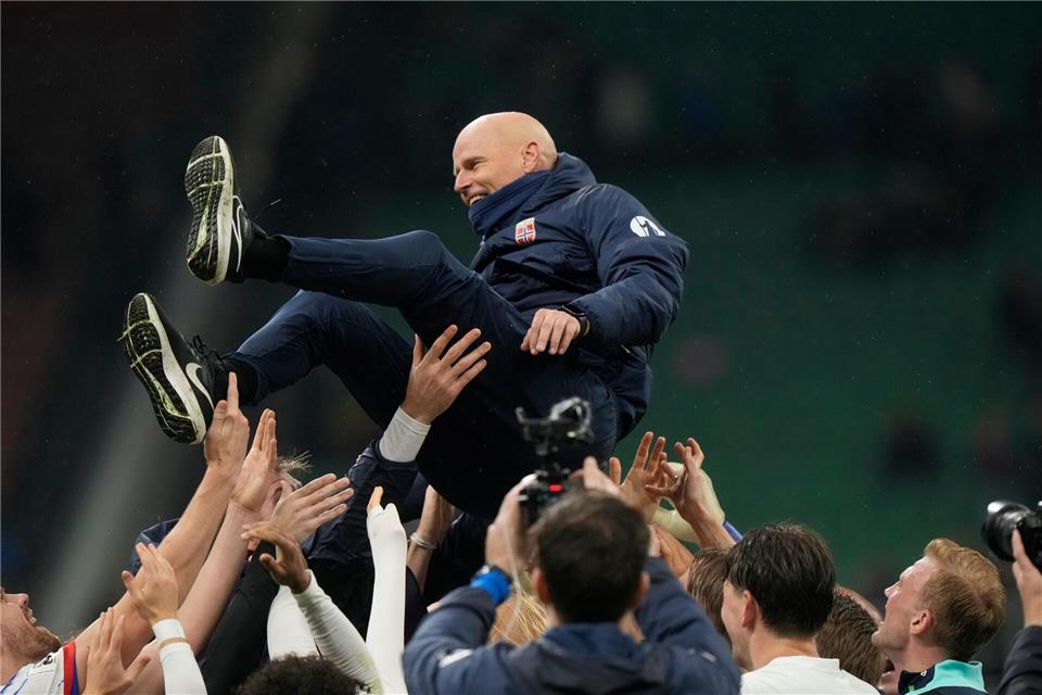 Norwegens Nationalmannschaft feiert Trainer Stale Solbakken nach dem 4:1 in Italien.Luca Bruno/AP/dpa
