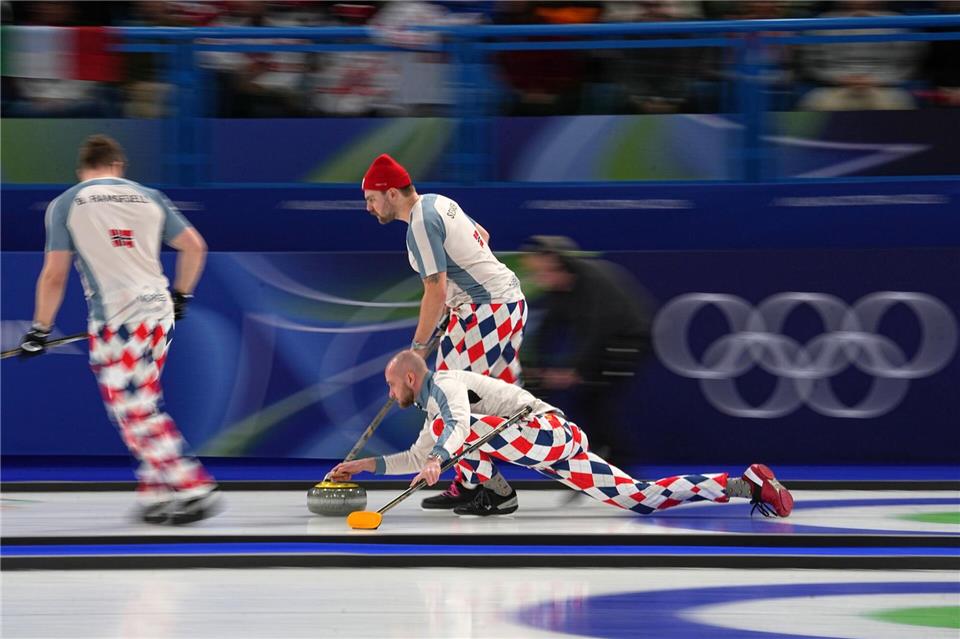 Norwegens legendäre Curling-Hosen sind zurück - als Tribut für den früheren Kapitän.Fatima Shbair/AP/dpa
