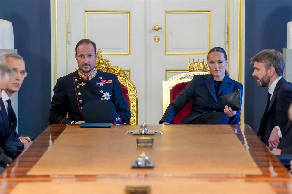 Norwegens neuer König Haakon am Mittag im Schloss.Heiko Junge/NTB Pool/dpa