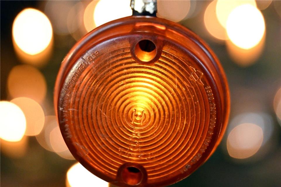 Nostalgisch: Weihnachtsbaumkugeln aus echten Blinklichtern der Kult-Mopeds von Simson.Martin Schutt/dpa