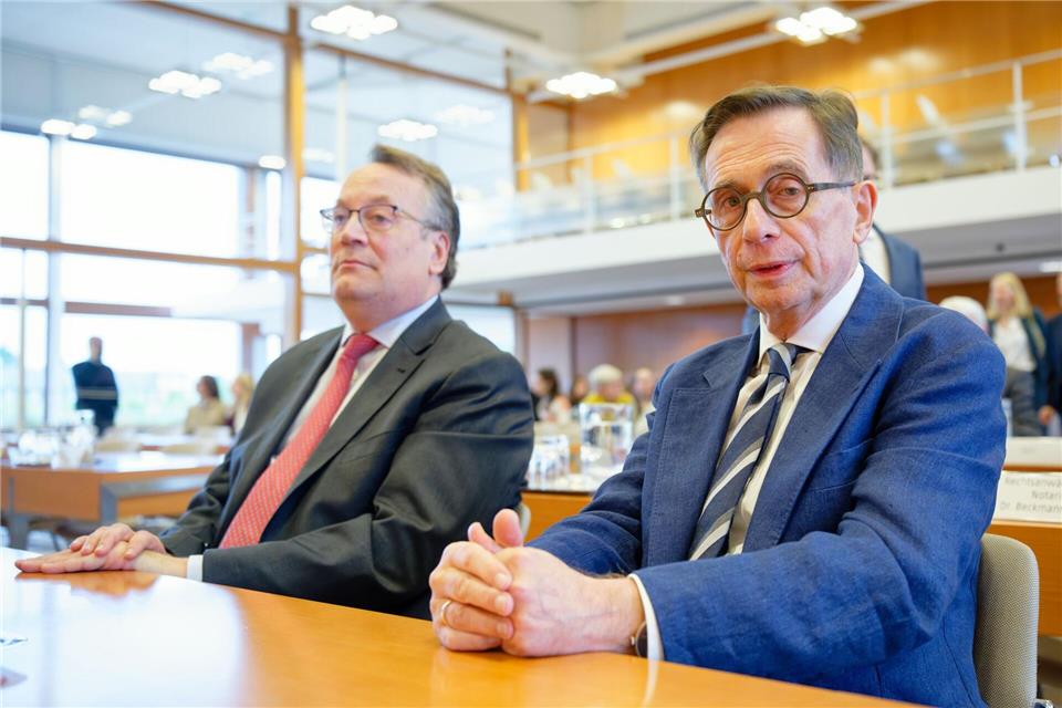 Notar a.D. Dietrich Hülsemann (r) hat sich durch die Instanzen geklagt.Uwe Anspach/dpa