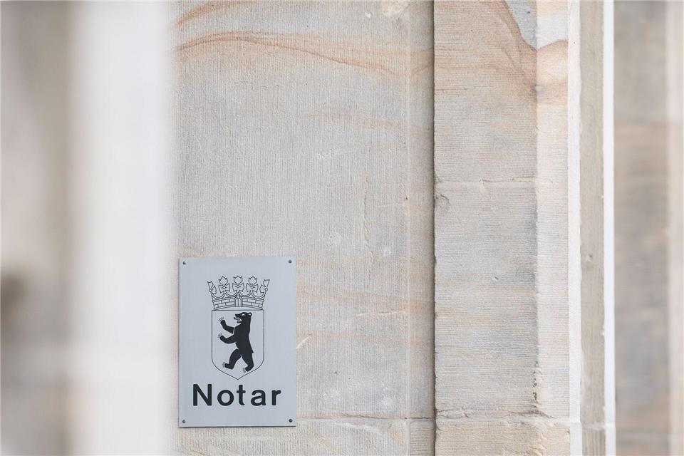 Notar beauftragt, Problem gelöst? Leider nein: Der Erbe muss darauf achten, dass der Notar auch zeitnah tätig wird – sonst kann’s teuer werden.picture alliance/dpa/dpa-tmn