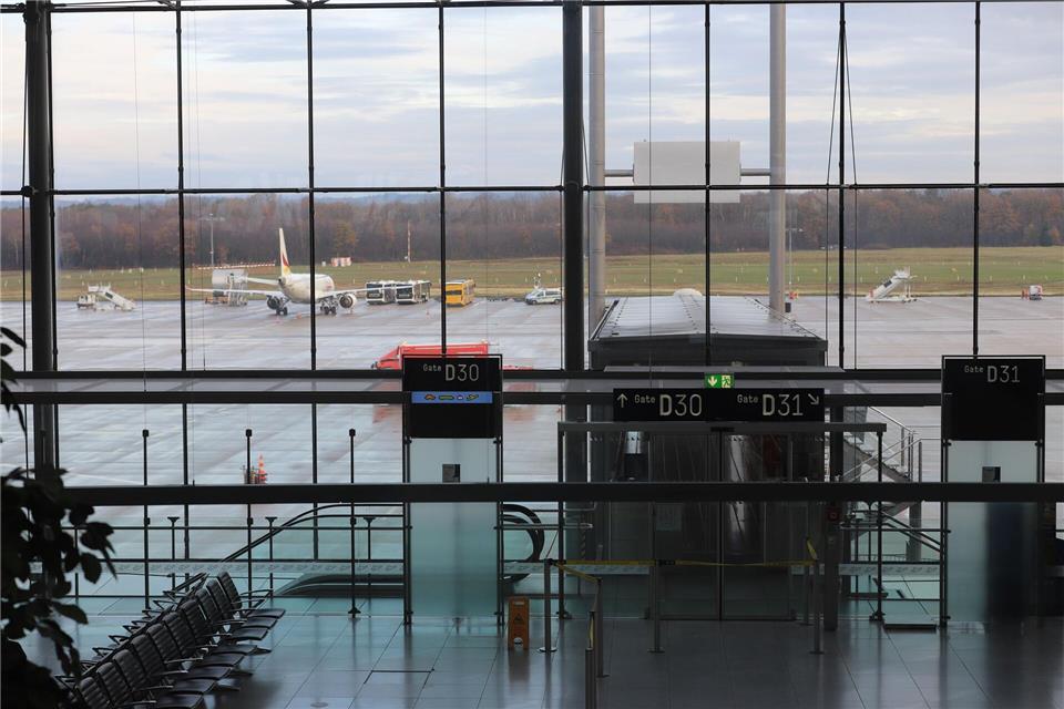 Notausgänge führen zum Rollfeld.Sascha Thelen/dpa