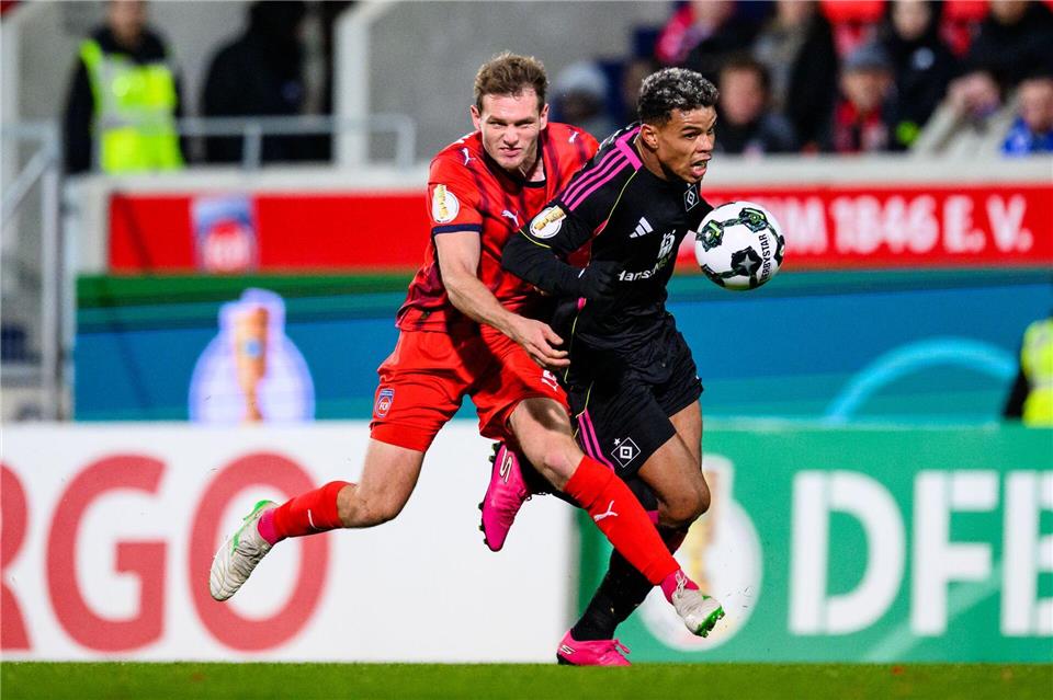 Joker Glatzel schießt HSV zum Sieg in Heidenheim  Notbremse: Für dieses Foul sah Heidenheims Tim Siersleben (l.) Rot.Tom Weller/dpa