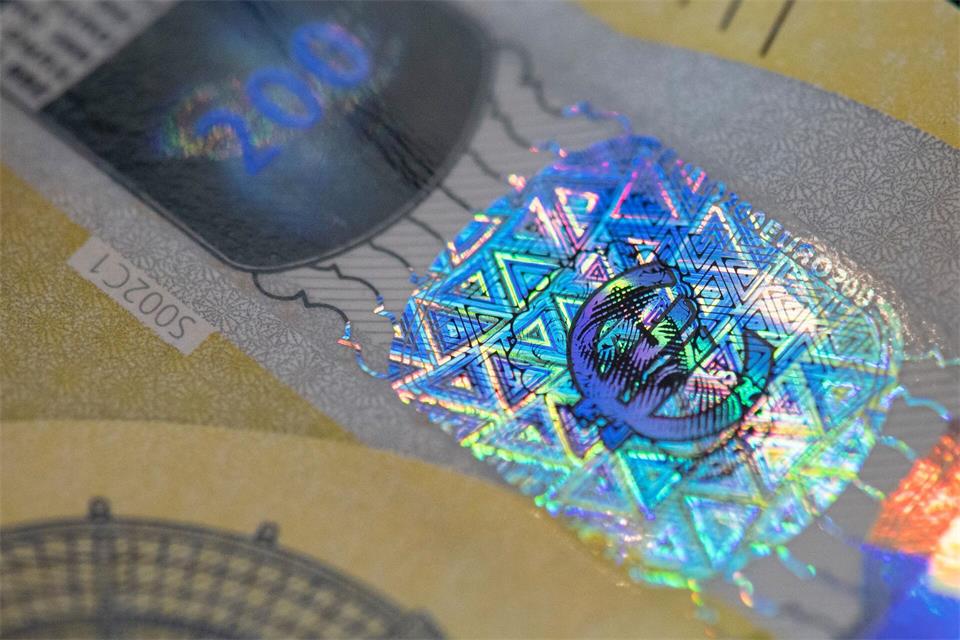 Notenbanken entwickeln regelmäßig neue Banknotenserien mit neuen Sicherheitsmerkmalen, um Kriminellen das Handwerk zu erschweren. (Archivbild)Boris Roessler/dpa