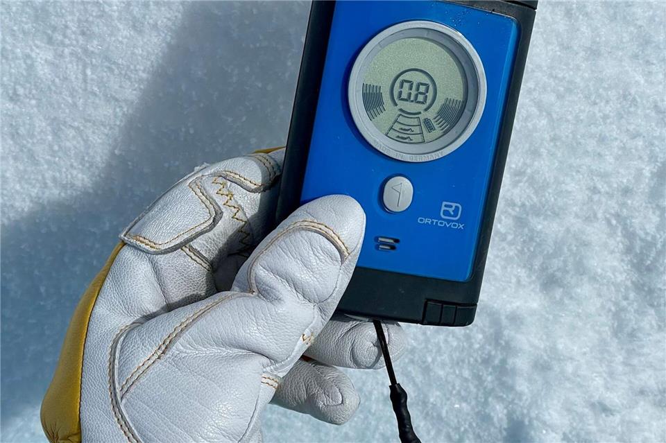 Notfallausstattung wie LVS-Gerät, Sonde, Schaufel und Airbag-Rucksack ist im freien Gelände unverzichtbar.picture alliance/dpa/dpa-tmn