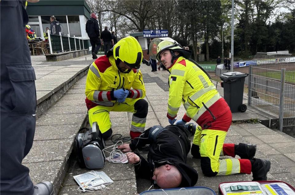 Notfallsanitäter üben die Versorgung eines Patienten in Bocholt. Weil es zunehmend schwerer wird, genügend Fachkräfte zu halten, soll die Feuerwehr zusätzliche Stellen erhalten.