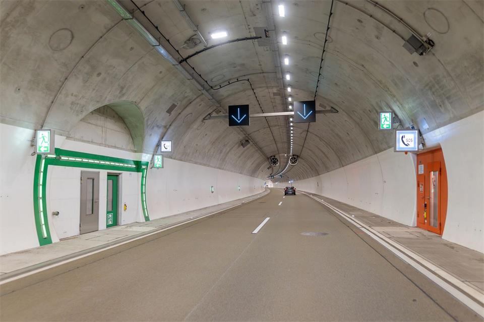 Notrufstationen sind kein Schutzraum: Bei einem Brand führt der Fluchtweg über einen Notausgang ins Freie oder in einen sicheren Bereich.Christopher Schmid/Fernstraßen-Bundesamt/dpa-tmn