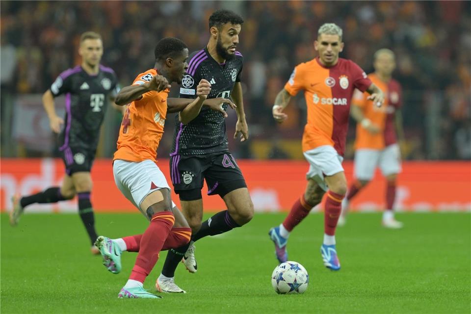 Noussair Mazraoui vom FC Bayern München (M) im Duell mit Wilfried Zaha von Galatasaray Istanbul.