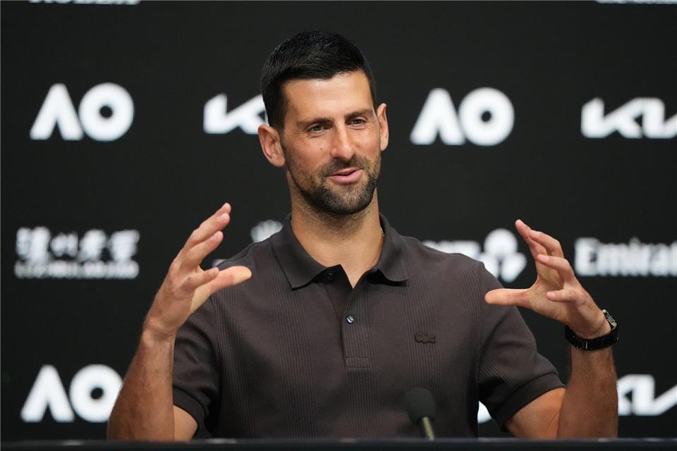 Novak Djokovic fordert in Melbourne Carlos Alcaraz und Jannik Sinner heraus.Aaron Favila/AP/dpa