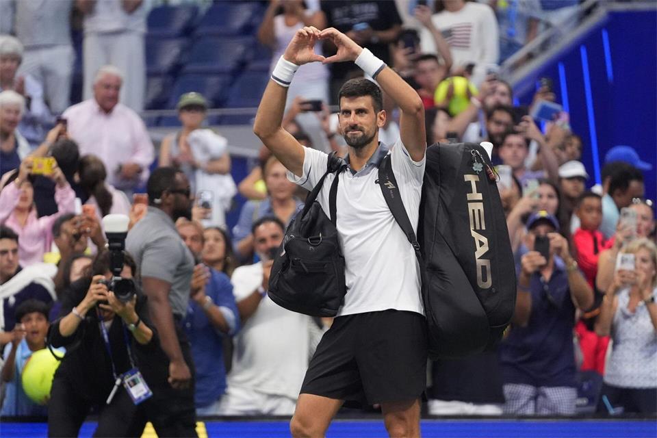Novak Djokovic formt ein Herz zum Abschied. Frank Franklin II/AP/dpa