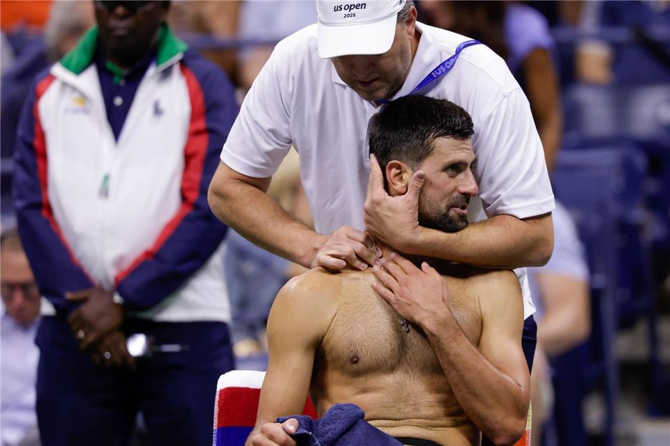 Novak Djokovic ließ sich nach dem ersten Satz im Nacken - und Schulterbereich behandeln. Auch nach dem zweiten Satz rief er den Physiotherapeuten.Andres Kudacki/AP/dpa