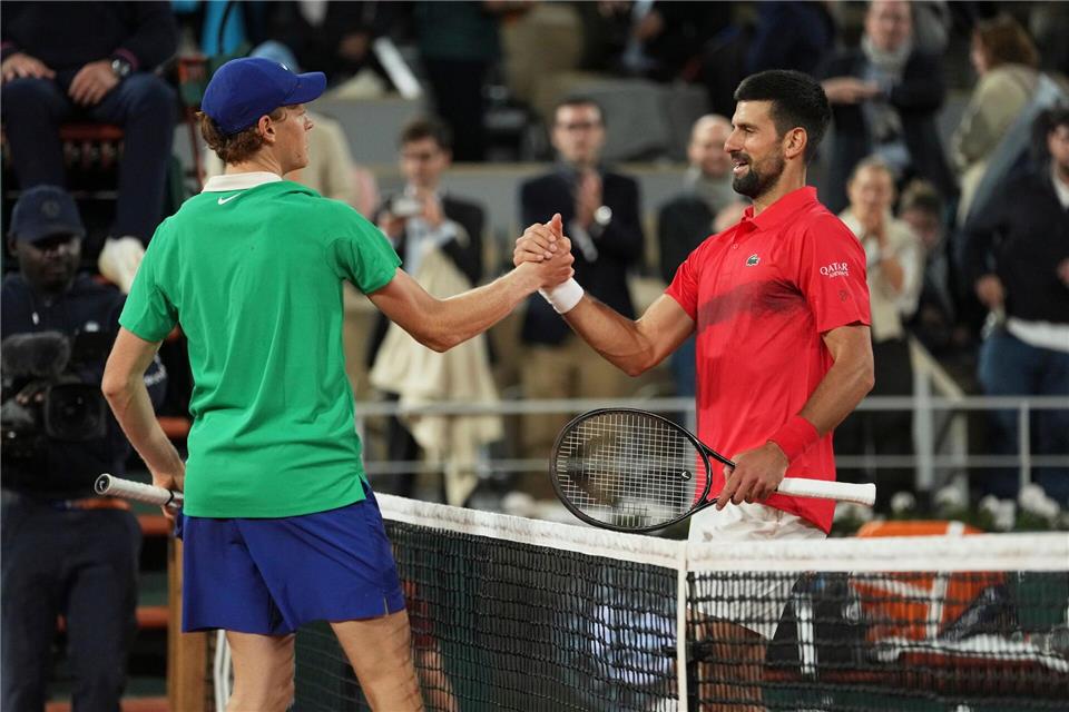 Novak Djokovic (r) hat eine klare Meinung zum Dopingfall von Jannik Sinner. Thibault Camus/AP/dpa