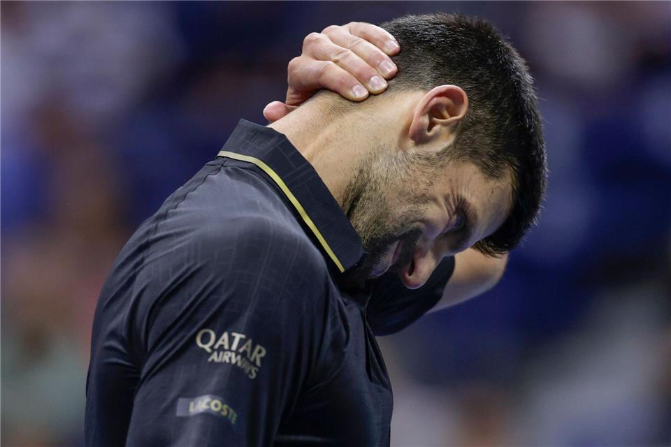 Novak Djokovic spürte offensichtlich seinen Nacken, das hielt ihn aber nicht vom klaren Sieg gegen Jan-Lennard Struff ab. Andres Kudacki/AP/dpa