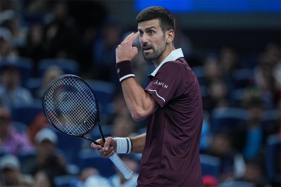 Novak Djokovic steht in Peking wieder im Finale.Andy Wong/AP/dpa