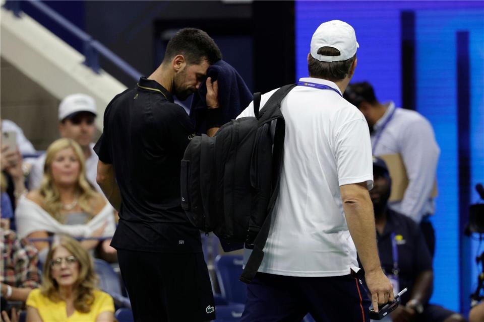 Novak Djokovic verließ den Platz für eine Behandlung am Rücken. Adam Hunger/FR110666/AP/dpa