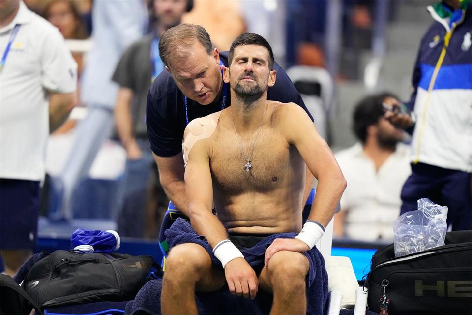 Novak Djokovic wird bei seinem Erstrundenaus am Rücken behandelt.Frank Franklin II/AP/dpa