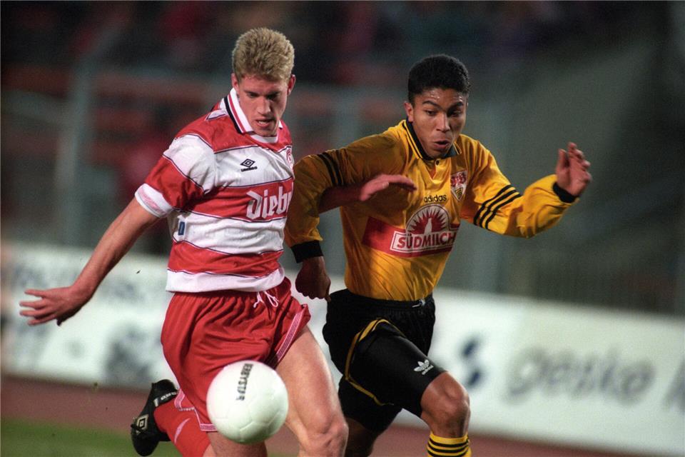 November 1995: Harald Katemann (links) im Bundesligaspiel für Fortuna Düsseldorf im Laufduell mit Giovane Elber vom VfB Stuttgart. So mancher Einwurf des gebürtigen Bocholters führte schließlich zu einem Treffer für die Fortuna. Diese weiten Einwürfe sind Thema im Kinofilm „Wochenendrebellen“.
