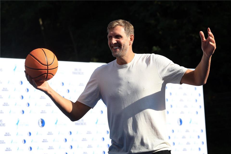Nowitzki hat zuletzt einen Basketball-Platz in Würzburg eröffnet. (Archivbild)Karl-Josef Hildenbrand/dpa