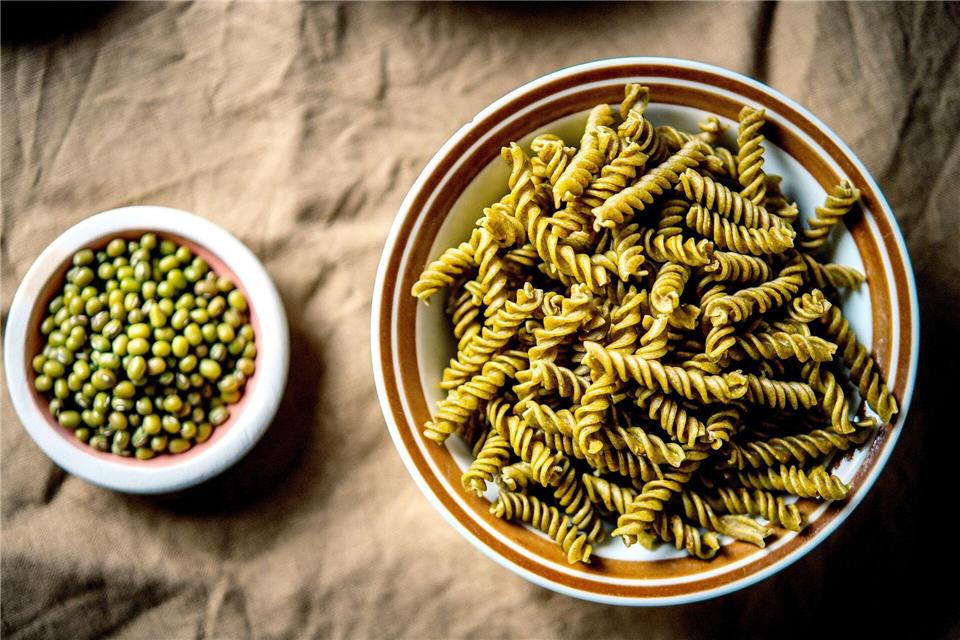 Nudeln aus Hülsenfrüchten - wie diese Spirelli aus Mungobohnen - sind proteinreicher als herkömmliche Weißmehl-Nudeln und machen lange satt.Zacharie Scheurer/dpa-tmn