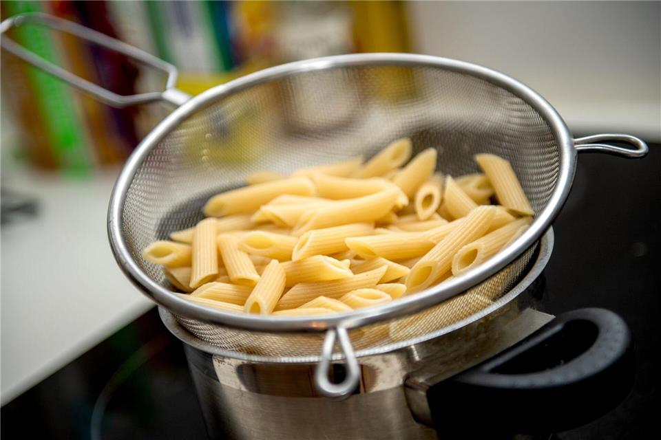 Nudelreste übrig? Erst auskühlen lassen, dann gut verschlossen in den Kühlschrank.picture alliance/dpa/dpa-tmn