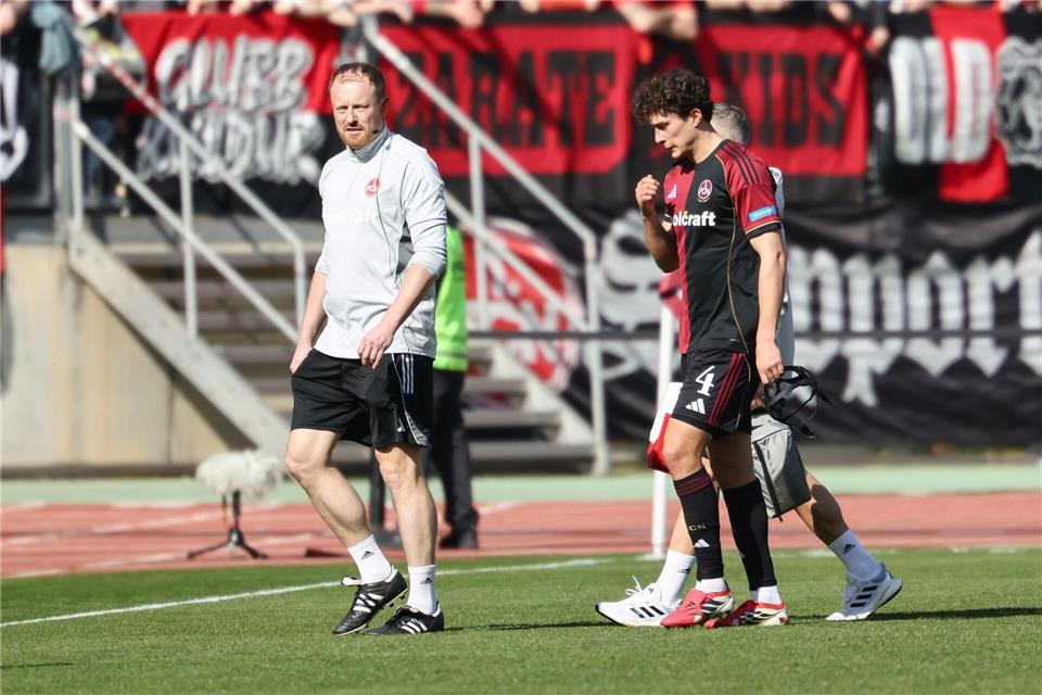 Nürnberg-Kapitän Fabio Gruber wurde im Spiel gegen Düsseldorf schon nach wenigen Minuten verletzt ausgewechselt.Daniel Löb/dpa