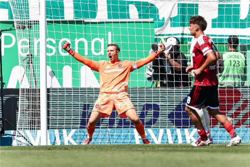 Nürnberg-Torhüter Reichert jubelt nach einem gehaltenen Foulelfmeter.Daniel Löb/dpa