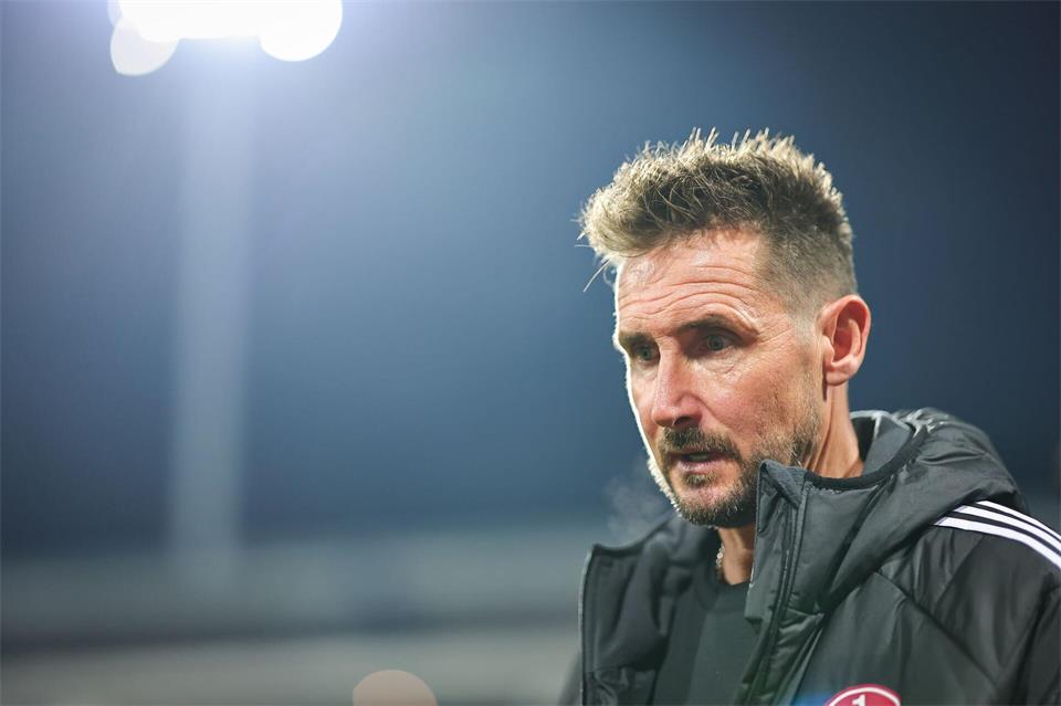 Nürnberg-Trainer Miroslav Klose will von seinen Spielern einen würdigen Auftritt sehen.Daniel Karmann/dpa