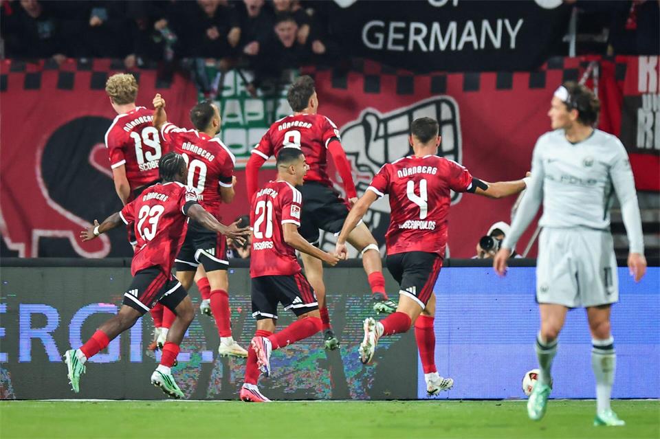 Nürnberg holt gegen Wolfsburg ein zwischenzeitliches 0:2 auf.Daniel Karmann/dpa