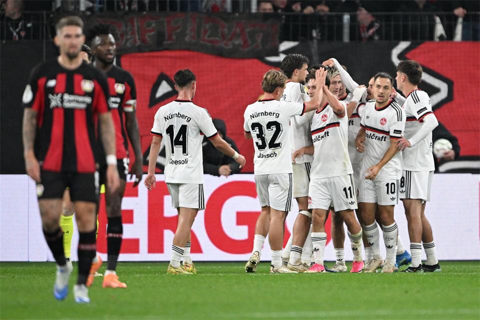 Nürnberg jubelt in Leverkusen über den Treffer zum 2:0. Federico Gambarini/dpa