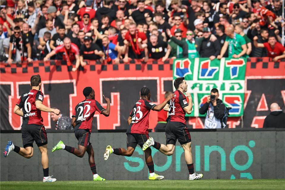 Nürnberg jubelt nach dem Führungstreffer durch Luka Lotschoshwili,Daniel Karmann/dpa