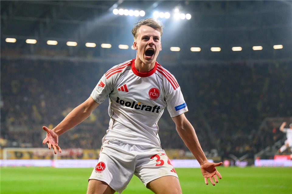 Nürnbergs Außenverteidiger Tim Janisch jubelt ausgelassen nach seinem Siegtor.Robert Michael/dpa