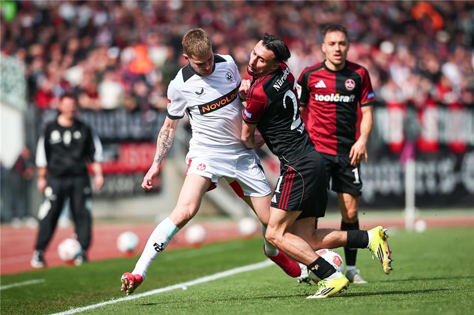 Nürnbergs Berkay Yilmaz (rechts) kämpft gegen Kaiserslautern-Profi Paul Joly um den Ball.Daniel Karmann/dpa