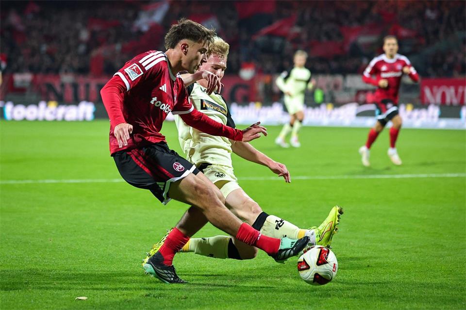 Nürnbergs Fernandez (vorne) im Zweikampf mit Kaiserslautern-Profi Haas.Daniel Karmann/dpa