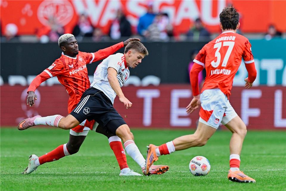 Klose jubelt mit Nürnberg über späten Punkt in Lautern Nürnbergs Finn Becker (weißes Trikot) gegen Lauterer AbwehrbollwerkUwe Anspach/dpa