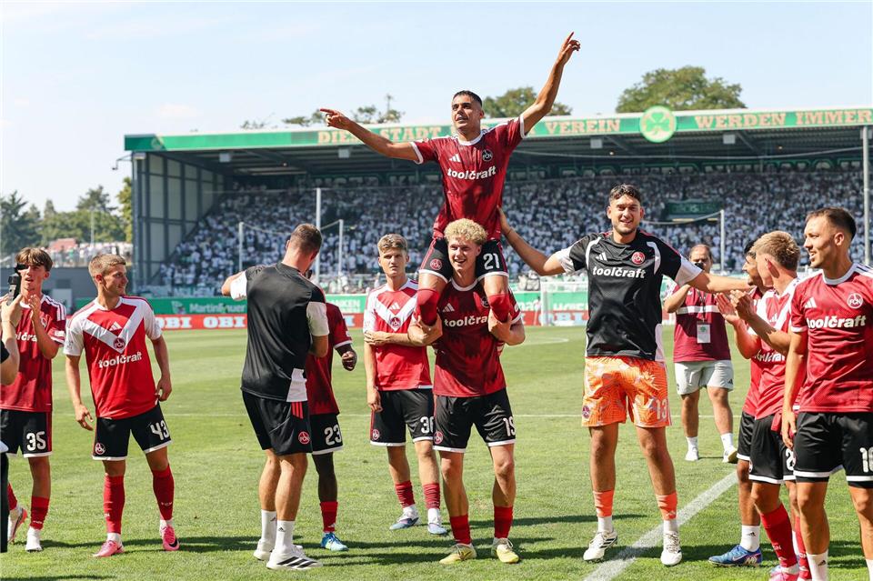 Nürnbergs Fußballer lassen sich nach dem Derbysieg feiern.Daniel Löb/dpa