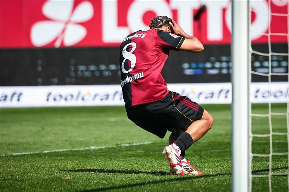 Nürnbergs Henri Koudossou reagiert entsetzt nach seinem Eigentor.Daniel Karmann/dpa