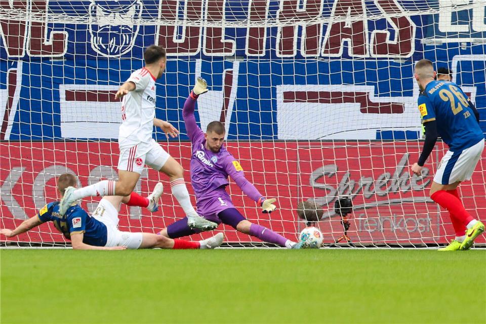 Nürnbergs Julian Justvan (2.v.l) trifft zum 1:0.Frank Molter/dpa